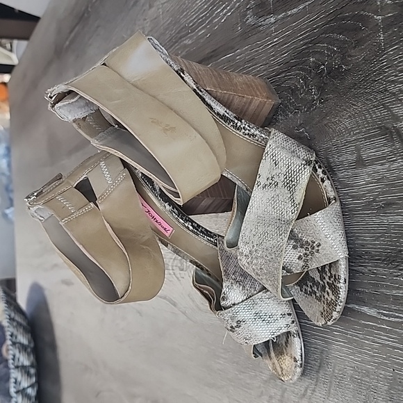 Betsey Johnson Bazar Open Toe Ankle Strap Stacked Heel Sandal Tan/Snake 6 - Picture 4 of 10